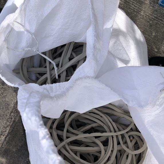 シーリング残骸　縦目地撤去