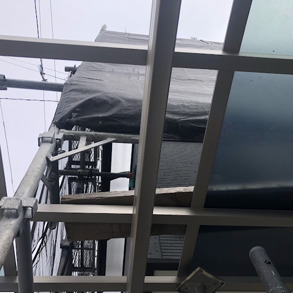 足場組立　ポリカ抜いて
